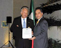 Lothar Mark erhält vom Botschafter Mexikos, S.E. Jorge Castro-Valle Kuehne, den höchsten mexikanischen Verdienstorden "Aguila Azteca" in Würdigung seiner Verdienste für die deutsch-mexikanischen Beziehungen.